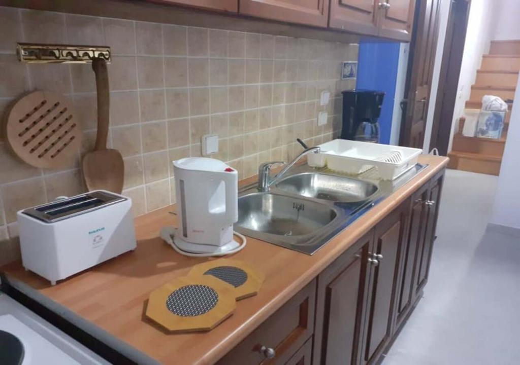 Kuchyňa alebo kuchynka v ubytovaní Symi Breeze villa