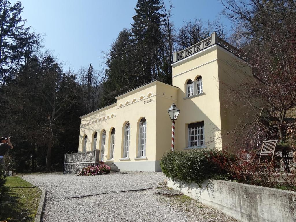 Budova, kde se vila nachází