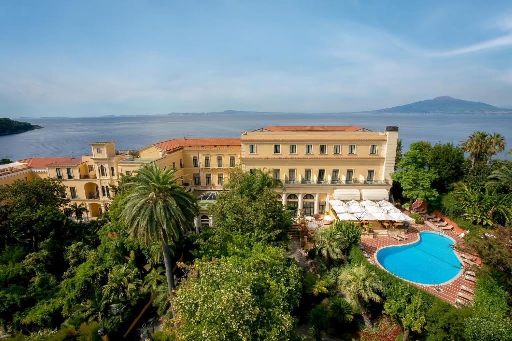 widok z powietrza na hotel z basenem w obiekcie Imperial Hotel Tramontano w Sorrento