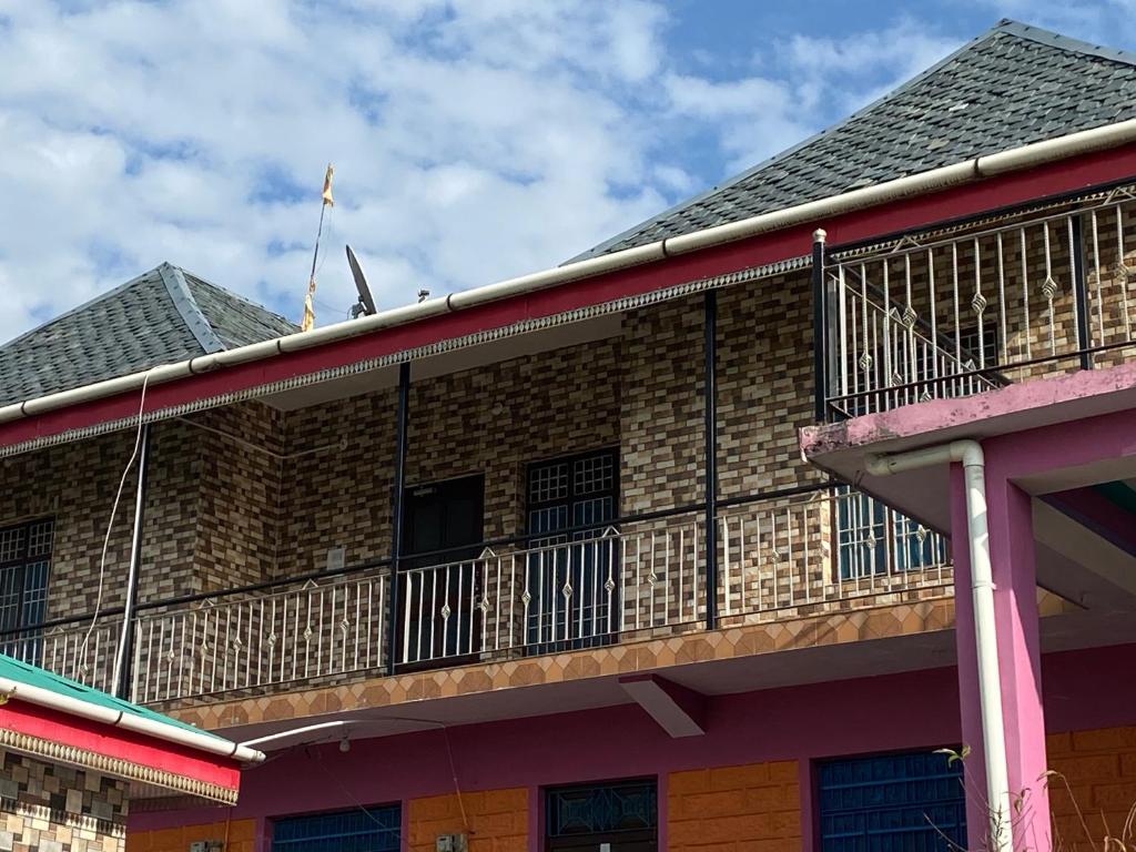 een balkon aan de zijkant van een gebouw bij Sharma Home Stay sarkidhar , Cute Mountain in Malther