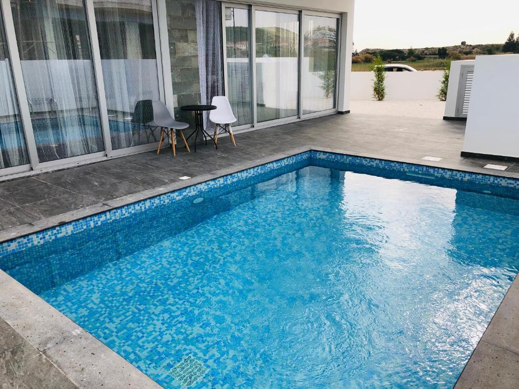 Bazén v ubytování Mobina Villas nebo v jeho okolí