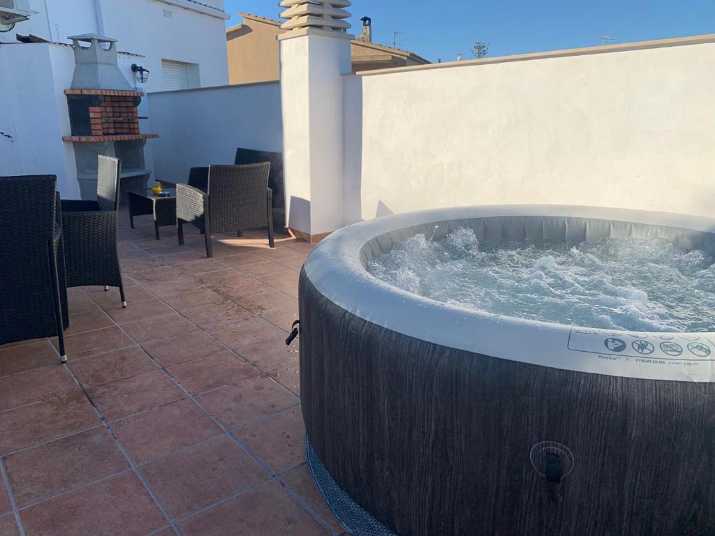 a large hot tub on the side of a building at LA TERRASSETA in Deltebre