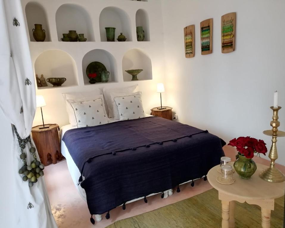 A bed or beds in a room at Riad Dar Nouba