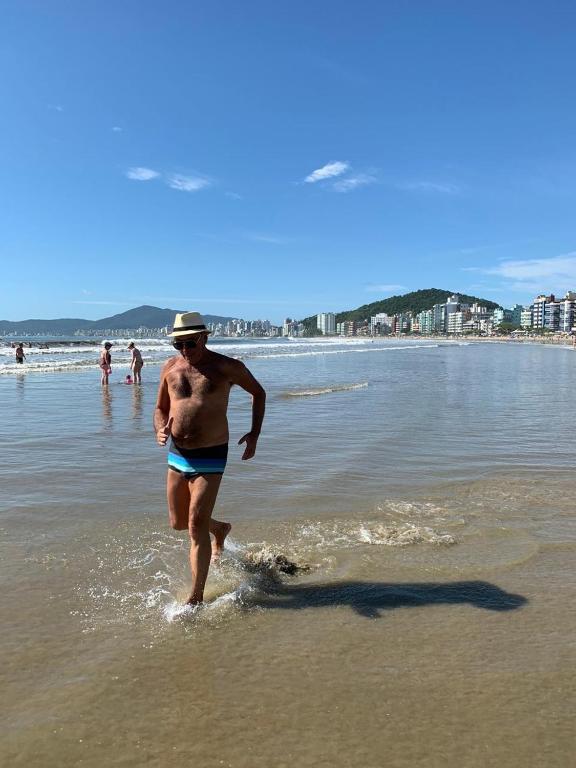  Apto em Praia de Itapema SC 4 quartos