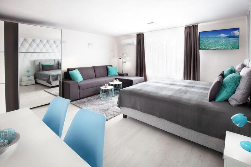 Postel nebo postele na pokoji v ubytování Trend Apartmanház -Vizslás