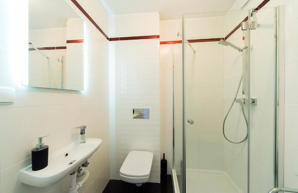 Kúpeľňa v ubytovaní Apartamenty EverySky - Leśny Dom 16 - 18