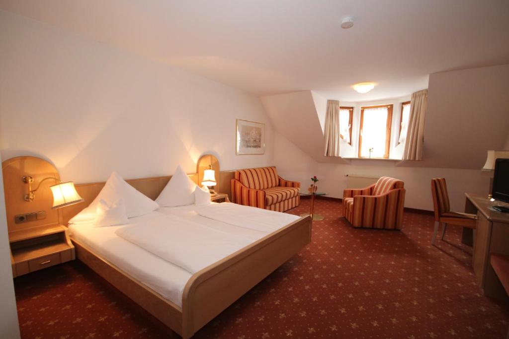 Postel nebo postele na pokoji v ubytování Hotel-Restaurant Hirsch