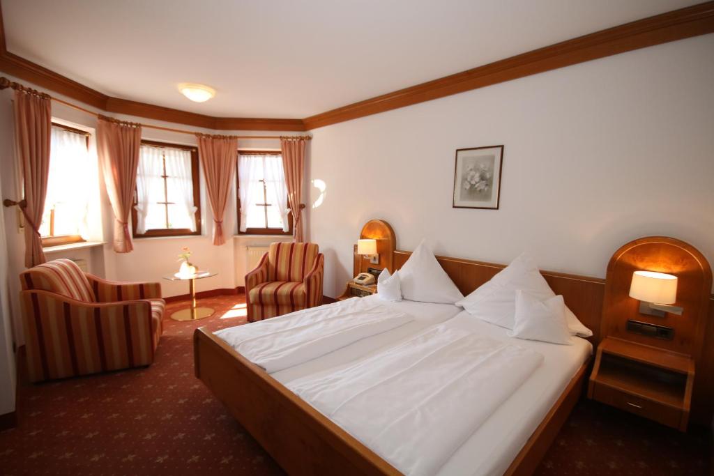 Postel nebo postele na pokoji v ubytování Hotel-Restaurant Hirsch