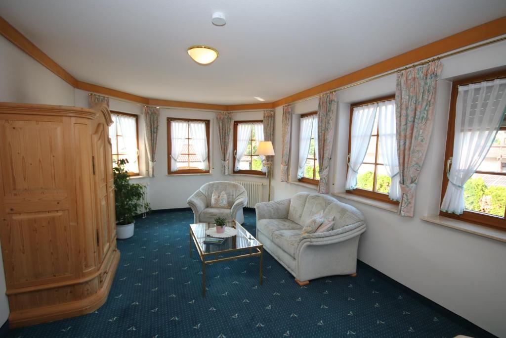 Posezení v ubytování Hotel-Restaurant Hirsch