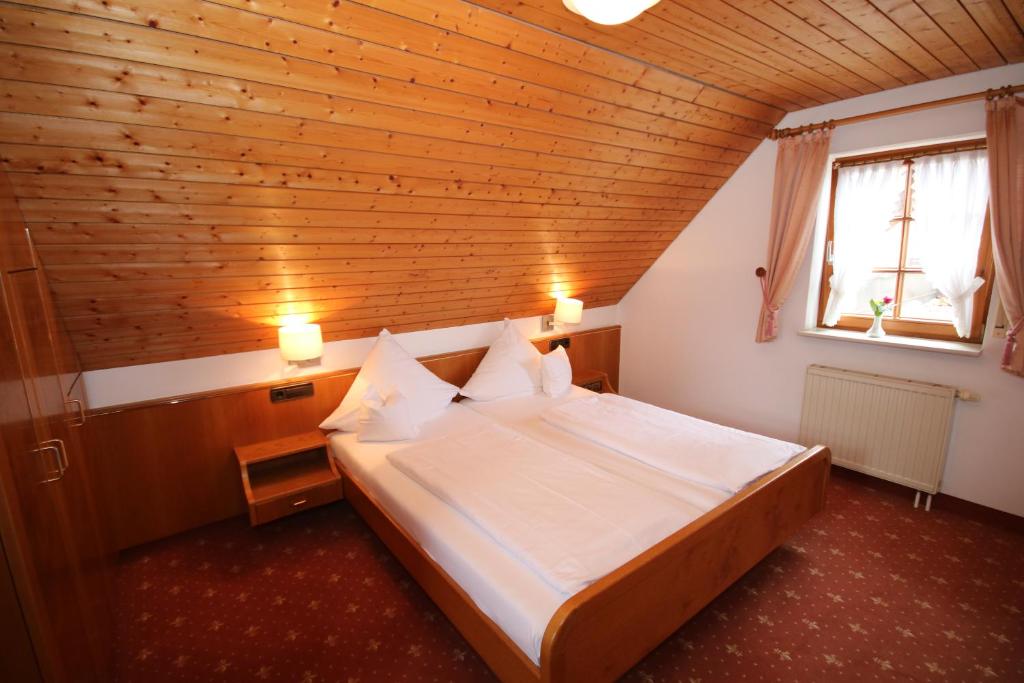 Postel nebo postele na pokoji v ubytování Hotel-Restaurant Hirsch