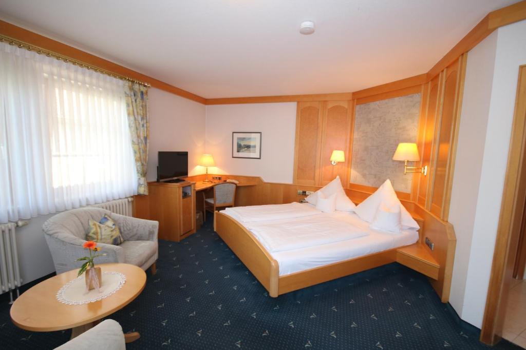 Postel nebo postele na pokoji v ubytování Hotel-Restaurant Hirsch