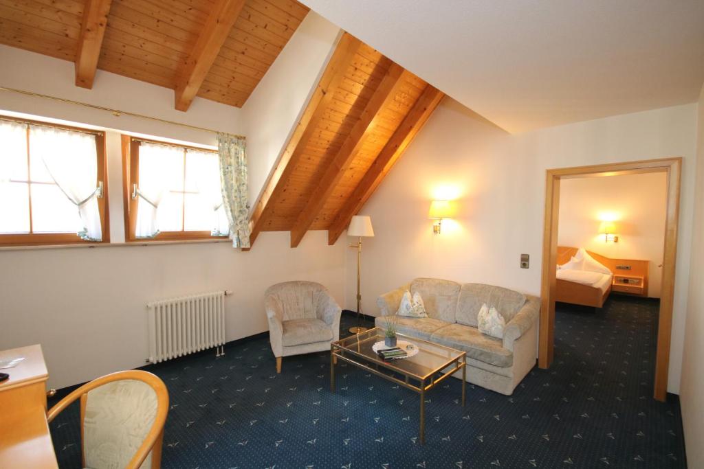Posezení v ubytování Hotel-Restaurant Hirsch