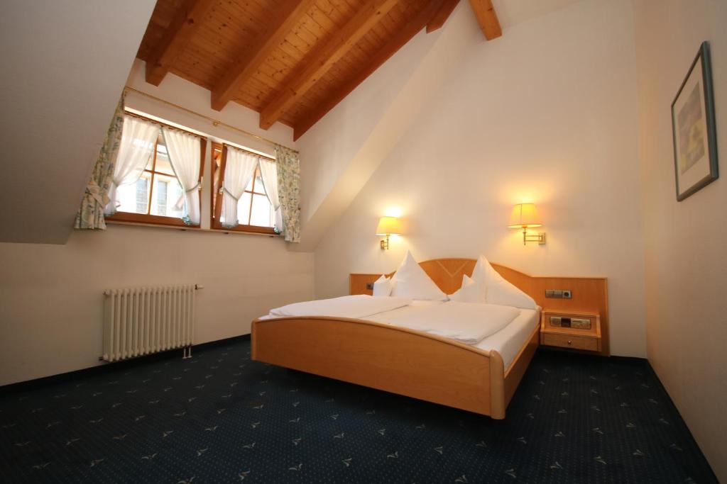 Postel nebo postele na pokoji v ubytování Hotel-Restaurant Hirsch