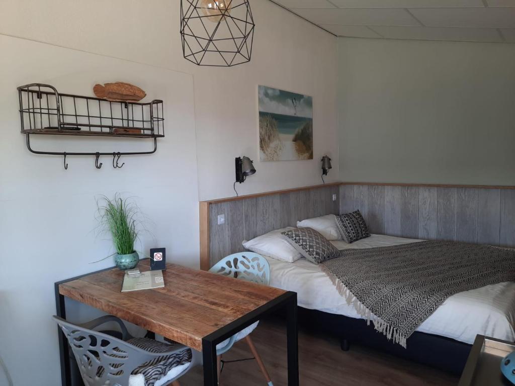 Postel nebo postele na pokoji v ubytování Beach Lodges Oostvoorne