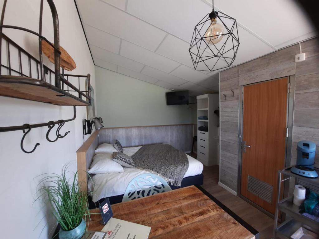 Postel nebo postele na pokoji v ubytování Beach Lodges Oostvoorne