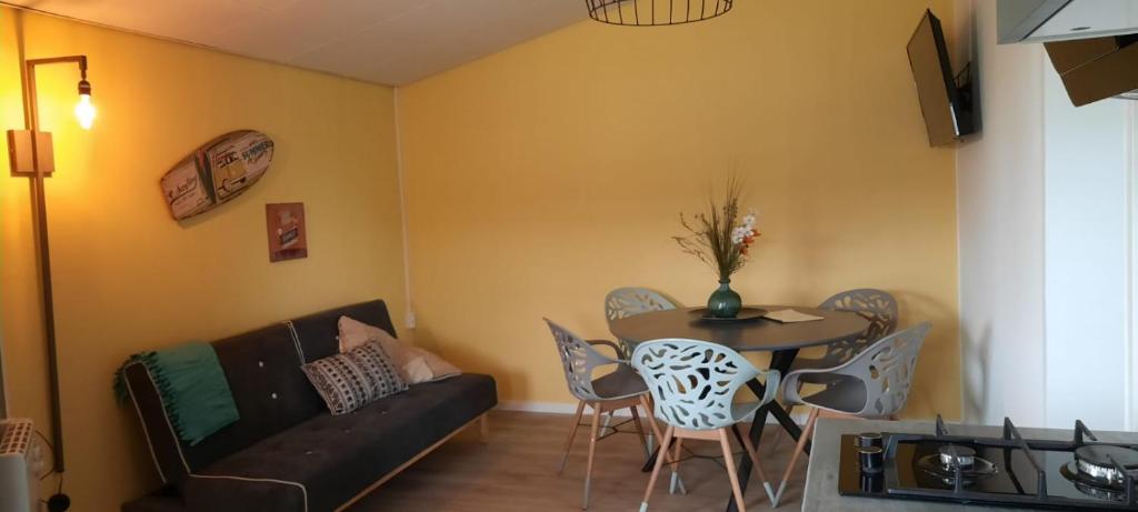 Posezení v ubytování Beach Lodges Oostvoorne