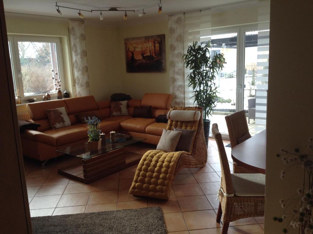 ein Wohnzimmer mit einem Sofa und einem Tisch in der Unterkunft Ferienwohnung Christine in Tanzfleck