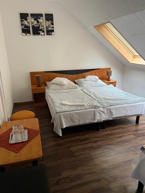 Postel nebo postele na pokoji v ubytování Teke Panzió