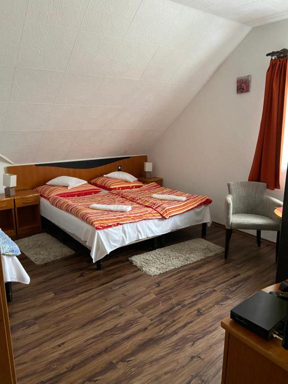 Postel nebo postele na pokoji v ubytování Teke Panzió