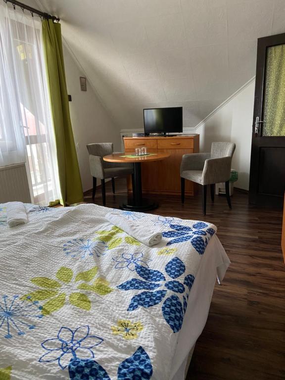 Postel nebo postele na pokoji v ubytování Teke Panzió