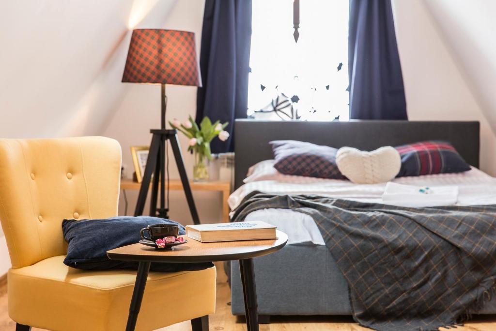 Giường trong phòng chung tại Willa CHWOST zlokalizowana w pobliżu Term i Zakopanego