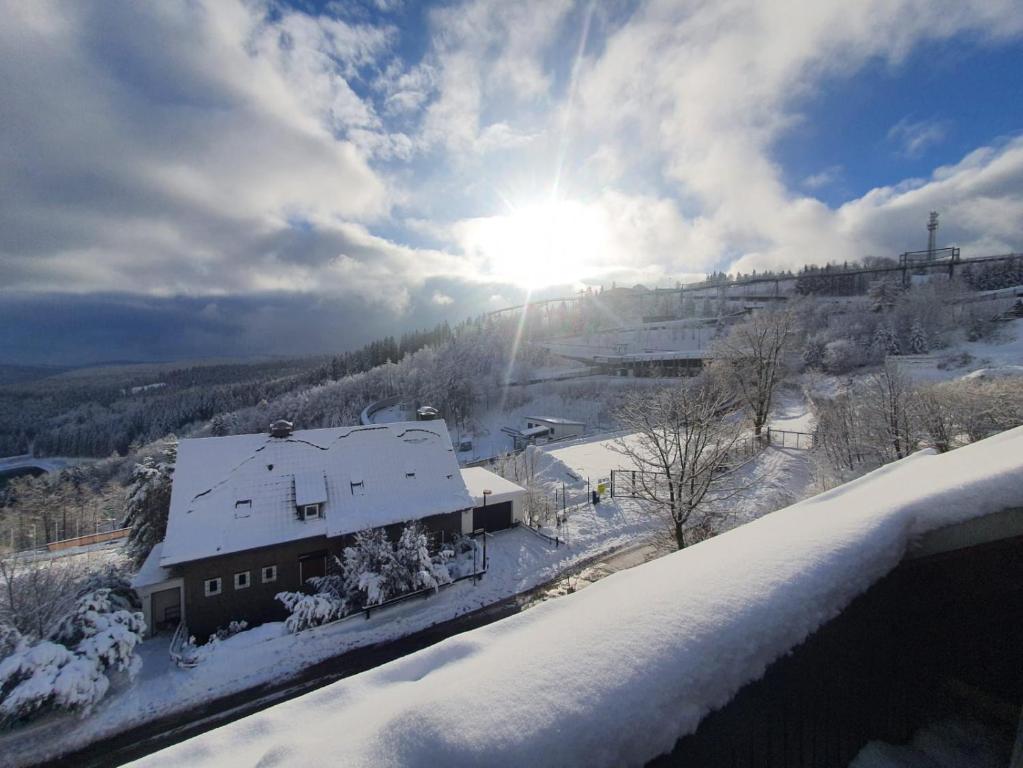 einen Bahnhof im Schnee mit der Sonne am Himmel in der Unterkunft Ferienwohnung Traumblick in Winterberg