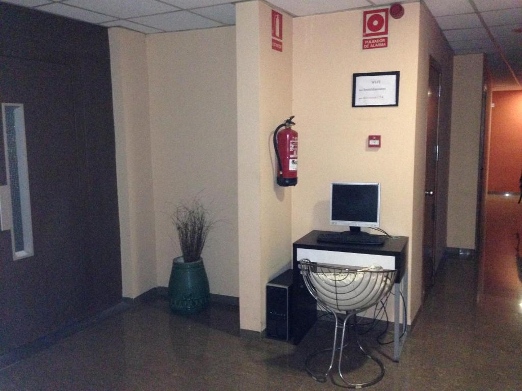 TV a/nebo společenská místnost v ubytování Hostal Drassanes
