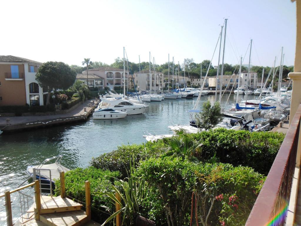 un puerto deportivo con barcos atracados en el agua en PCOGBLAN - Golfe de Saint-Tropez - T2 avec piscine vue marina, en Cogolin