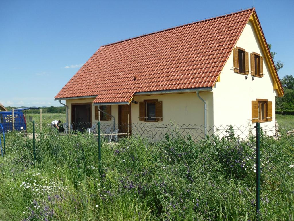 una pequeña casa blanca con techo naranja en Villa Dalski en Piechowice
