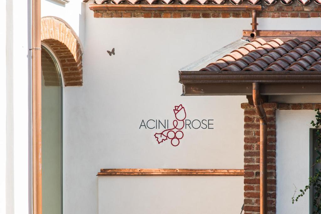 una señal de proceso orgánico en el lateral de un edificio en Acini e Rose, en Montalenghe