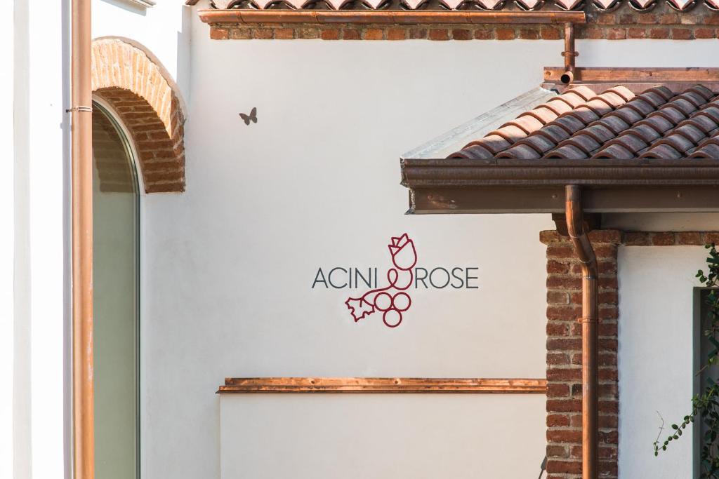 znak procesu organicznego na boku budynku w obiekcie Acini e Rose w mieście Montalenghe
