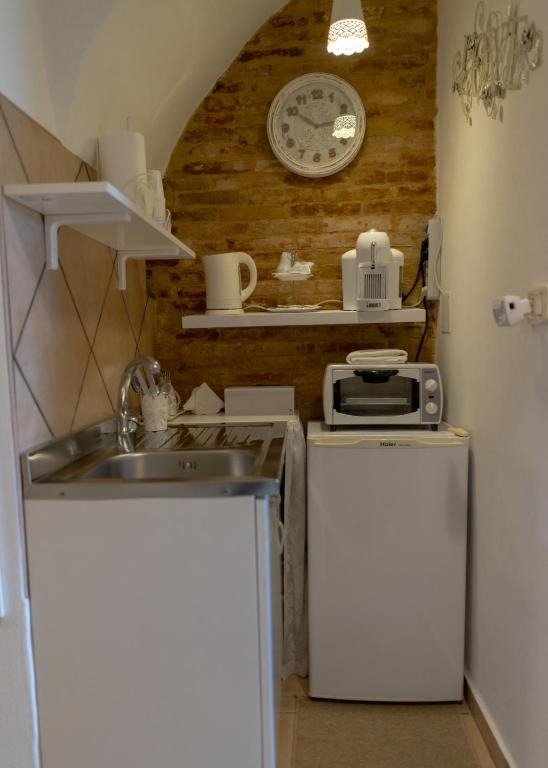 Kuchyň nebo kuchyňský kout v ubytování B&B Alexander