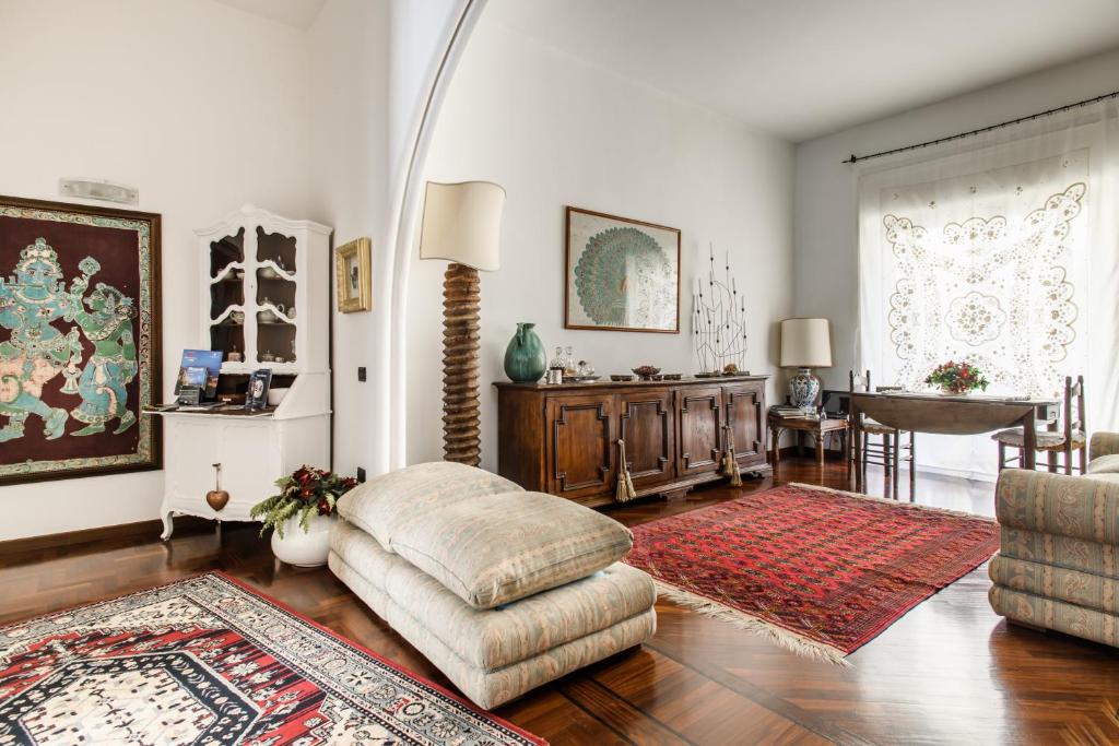 salon z kanapą i stołem w obiekcie Casa Valeria w mieście Neapol