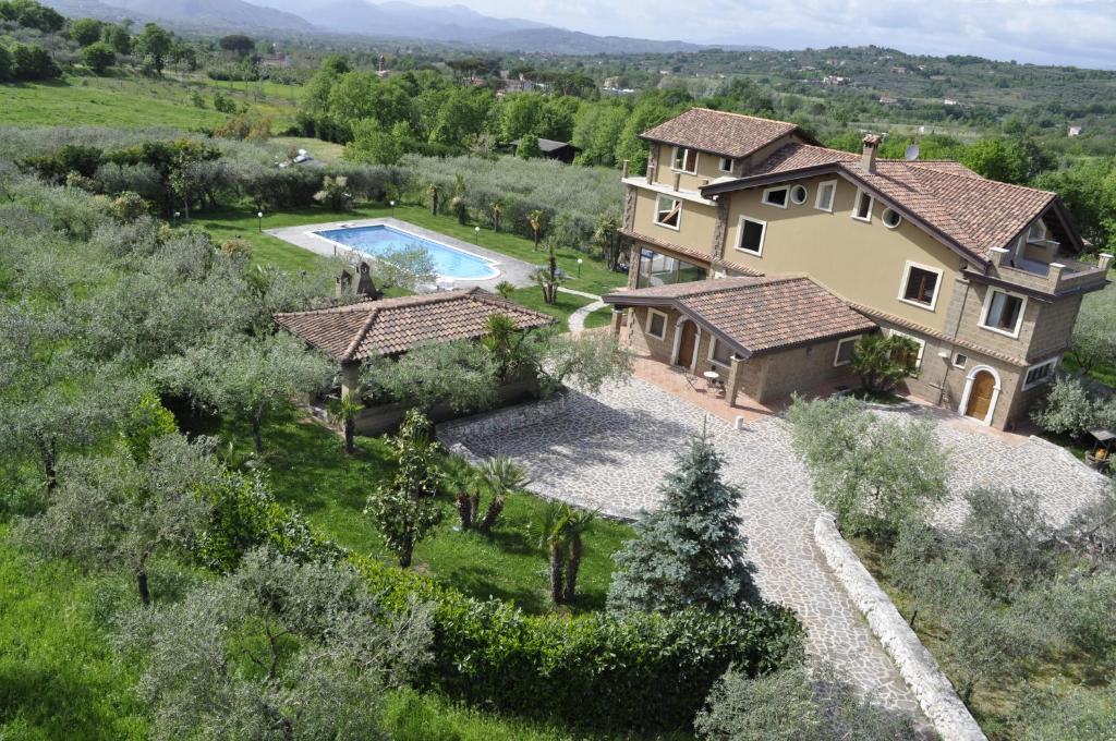 uma vista aérea de uma casa com piscina em La Tenuta del Barone em SantʼAgata deʼ Goti