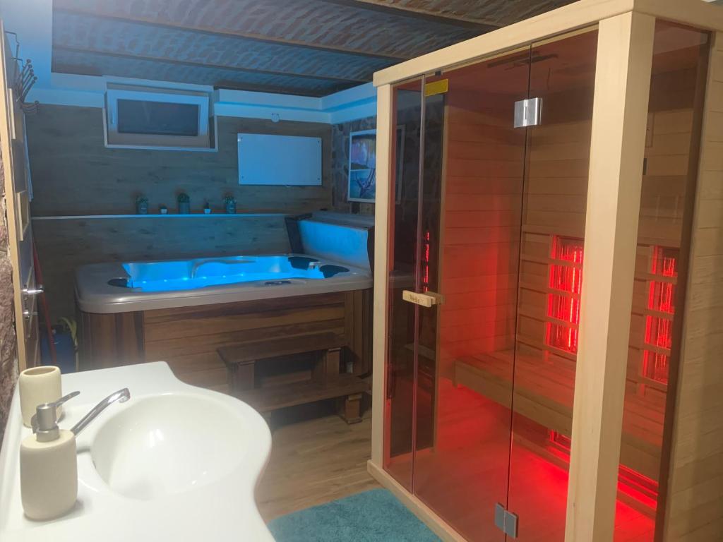 Koupelna v ubytování Balaton Wellness Tom Cat nyaraló 1 wellness és 1 gyermekbarát apartmannal