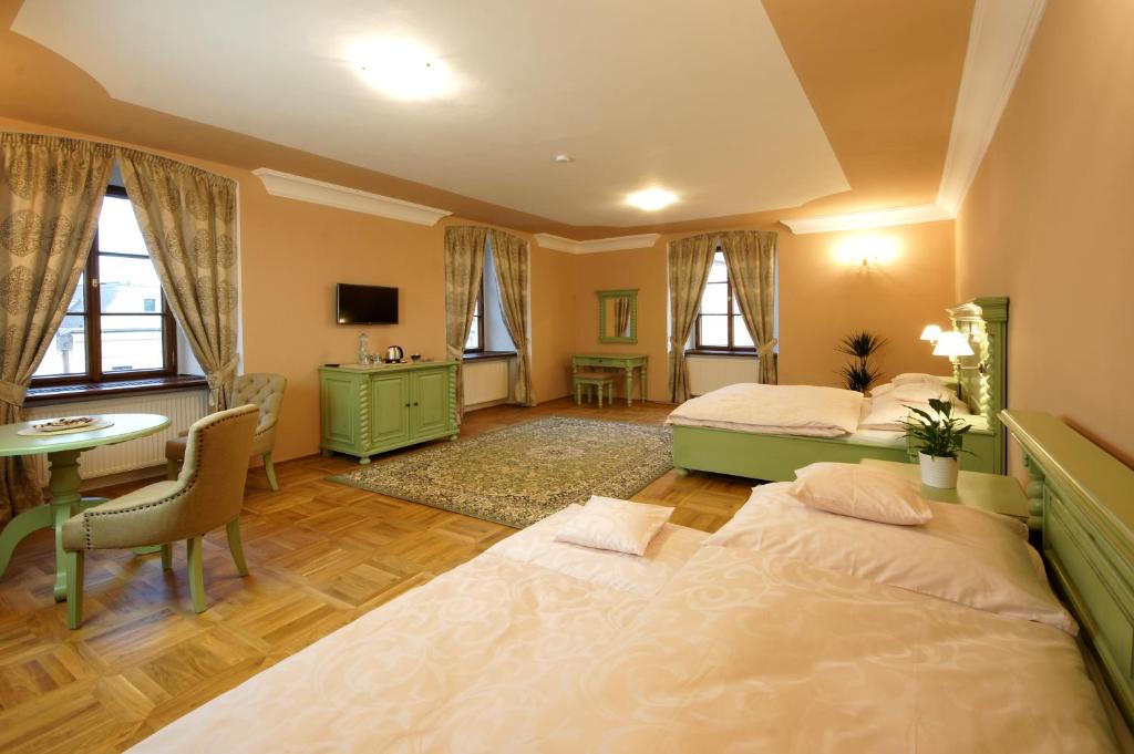 Postel nebo postele na pokoji v ubytování Palace Kutná Hora
