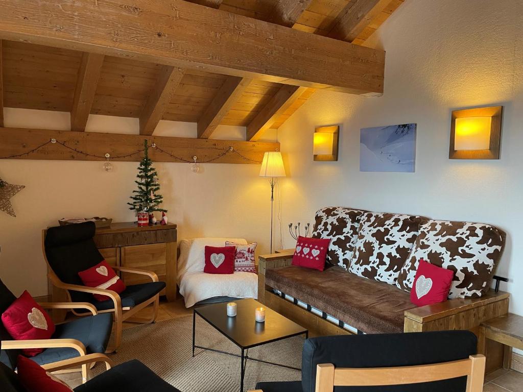 sala de estar con sofá y sillas en Appartement - La Plagne - Les Coches - 7 Personnes - Pieds des pistes, en La Plagne Tarentaise