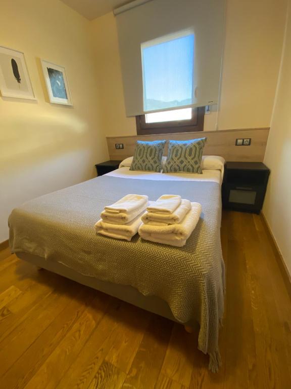A bed or beds in a room at Apartament Neret I