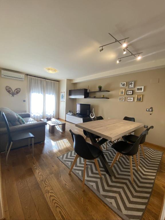 A seating area at Apartament Neret I