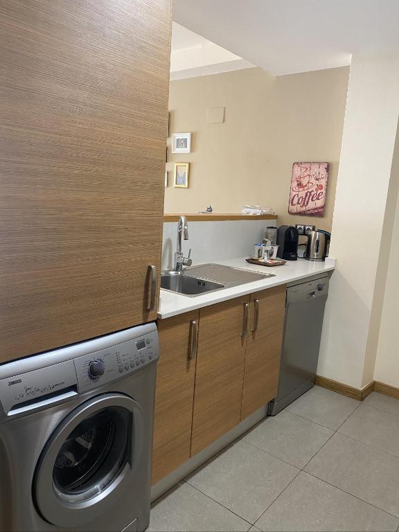 A kitchen or kitchenette at Apartament Neret I