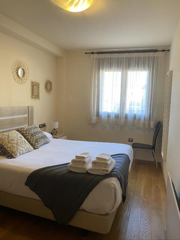 A bed or beds in a room at Apartament Neret I
