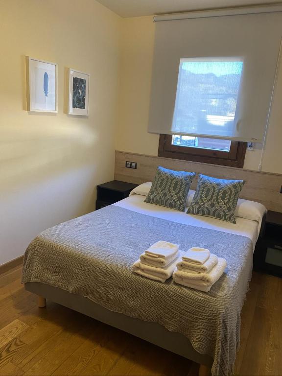 A bed or beds in a room at Apartament Neret I