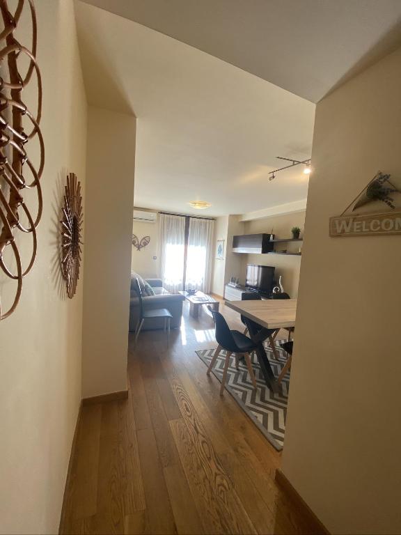A seating area at Apartament Neret I