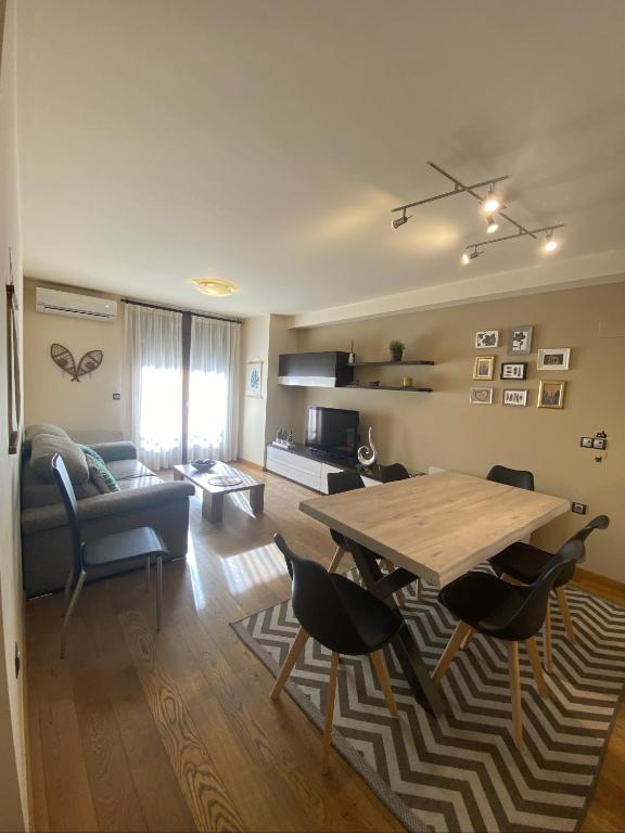 A seating area at Apartament Neret I