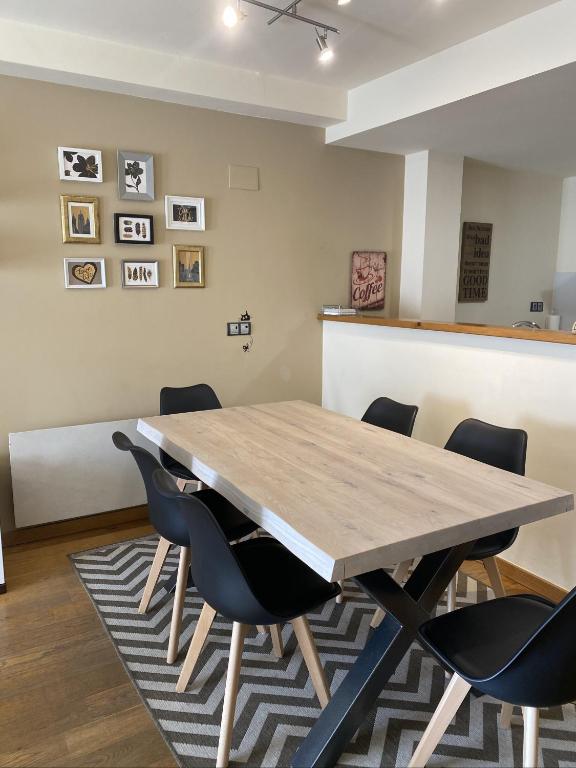 A seating area at Apartament Neret I