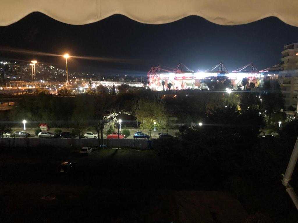 Nespecifikovaný výhled na destinaci Pireus nebo výhled na město při pohledu z apartmánu