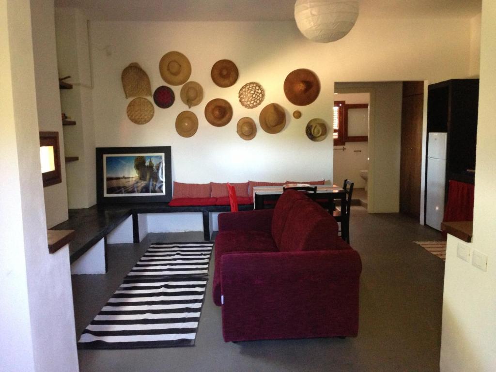 バレストラーテにあるCase Del Carruboのリビングルーム(赤いソファ、テーブル付)