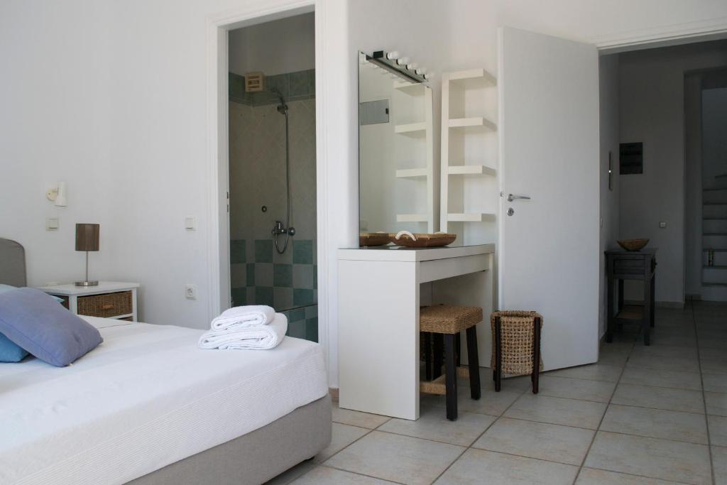 Posteľ alebo postele v izbe v ubytovaní Nafsika 4Bedroom Sea View House