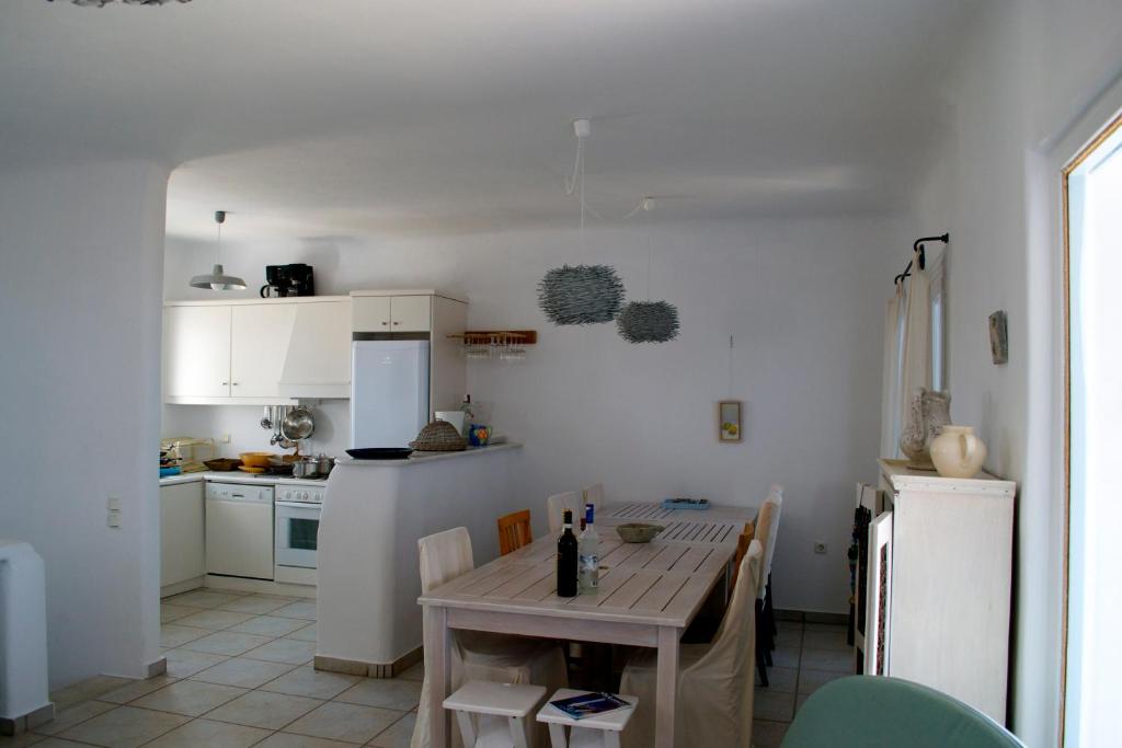 Kuchyňa alebo kuchynka v ubytovaní Nafsika 4Bedroom Sea View House