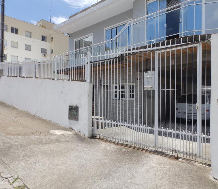 brama na boku budynku w obiekcie Kitnet calma w mieście São José